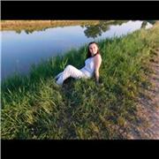 Ragazza con una buona lingua inglese